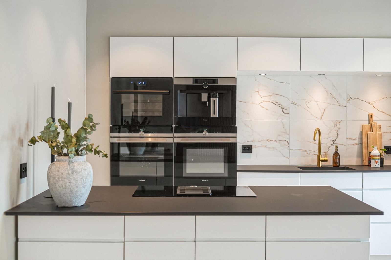 Integrerte hvitevarer. 2x stekeovner (en kombinert micro/stekeovn), kaffemaskin og vinskap. Der er også integrert oppvaskmaskin, kjøleskap og fryseskap. Galleribilde