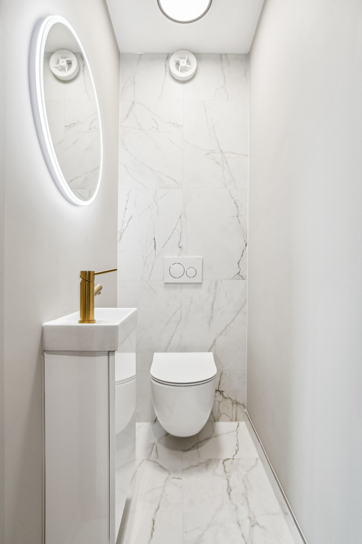 Toalettrom i samme stil som badet. Galleribilde