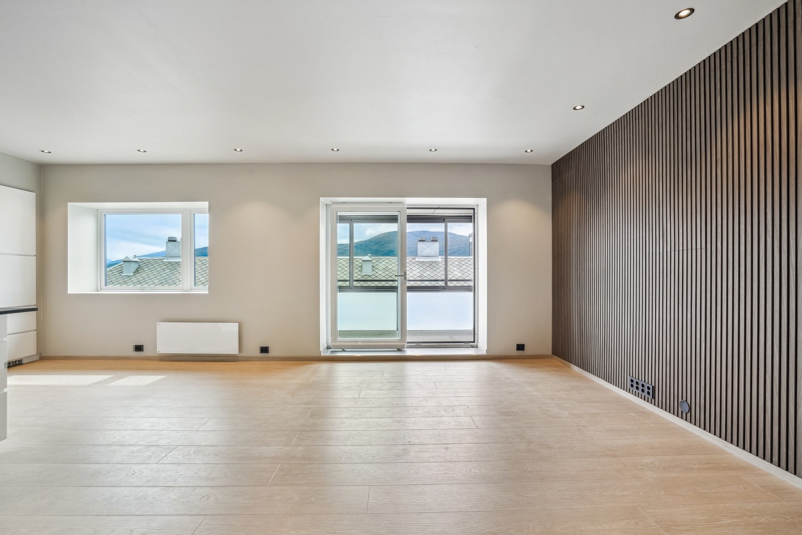 Gjennomgående elko plus sorte stikkontakter/elpunkt. Galleribilde