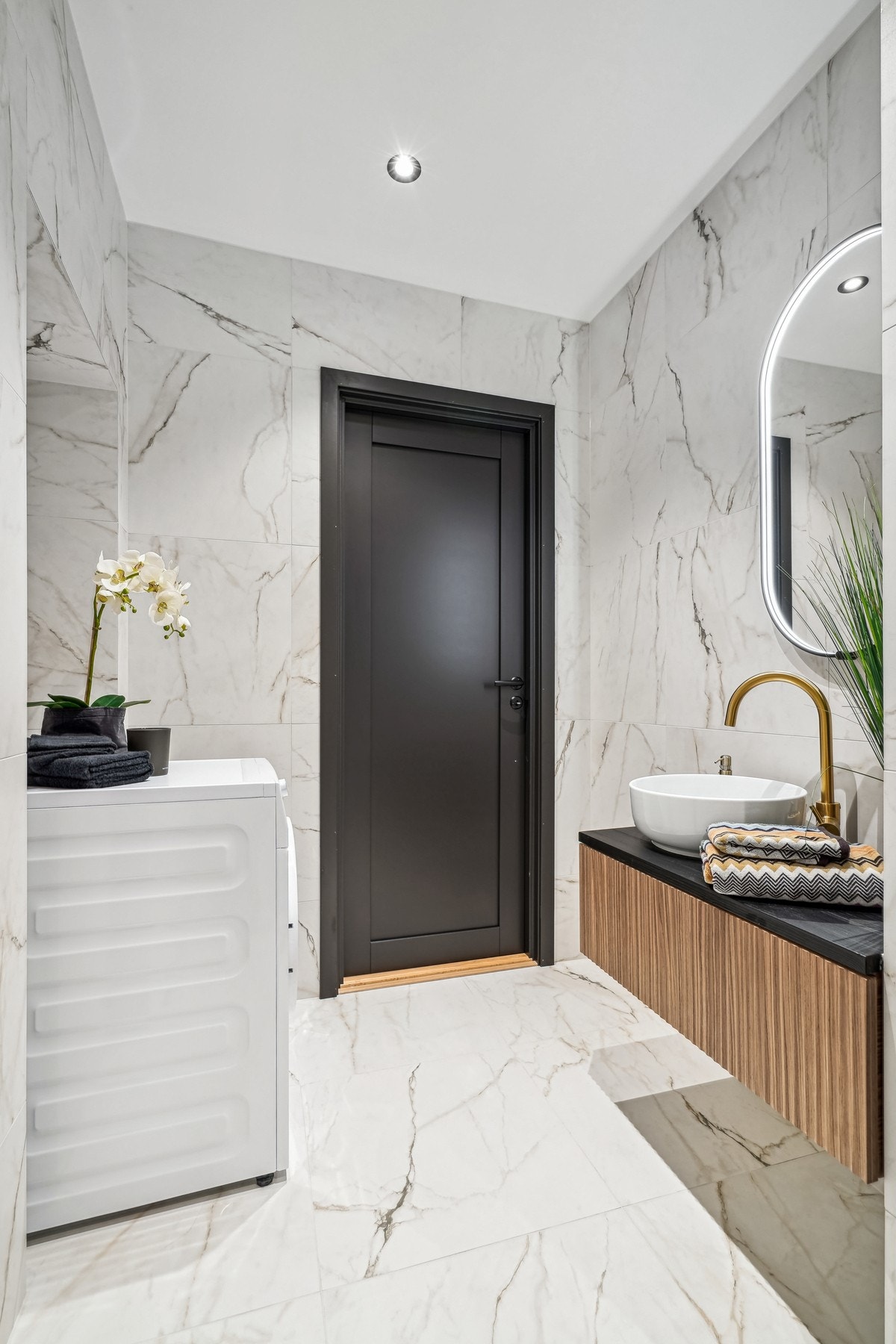 Plassbygd nisje med plass til både vaskemaskin og tørketrommel. Galleribilde