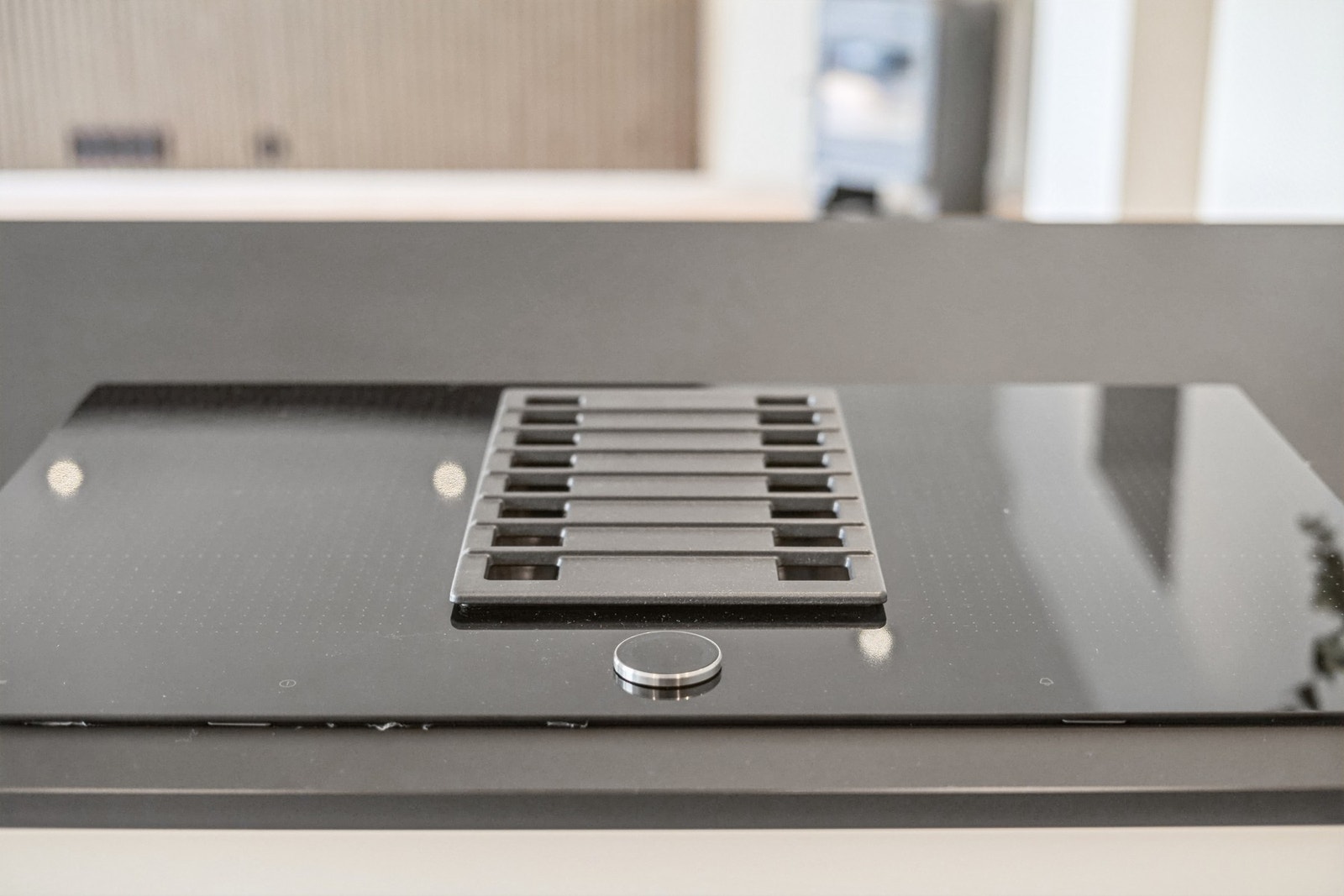 Platetopp med ventilator plassert på kjøkkenøya. Galleribilde