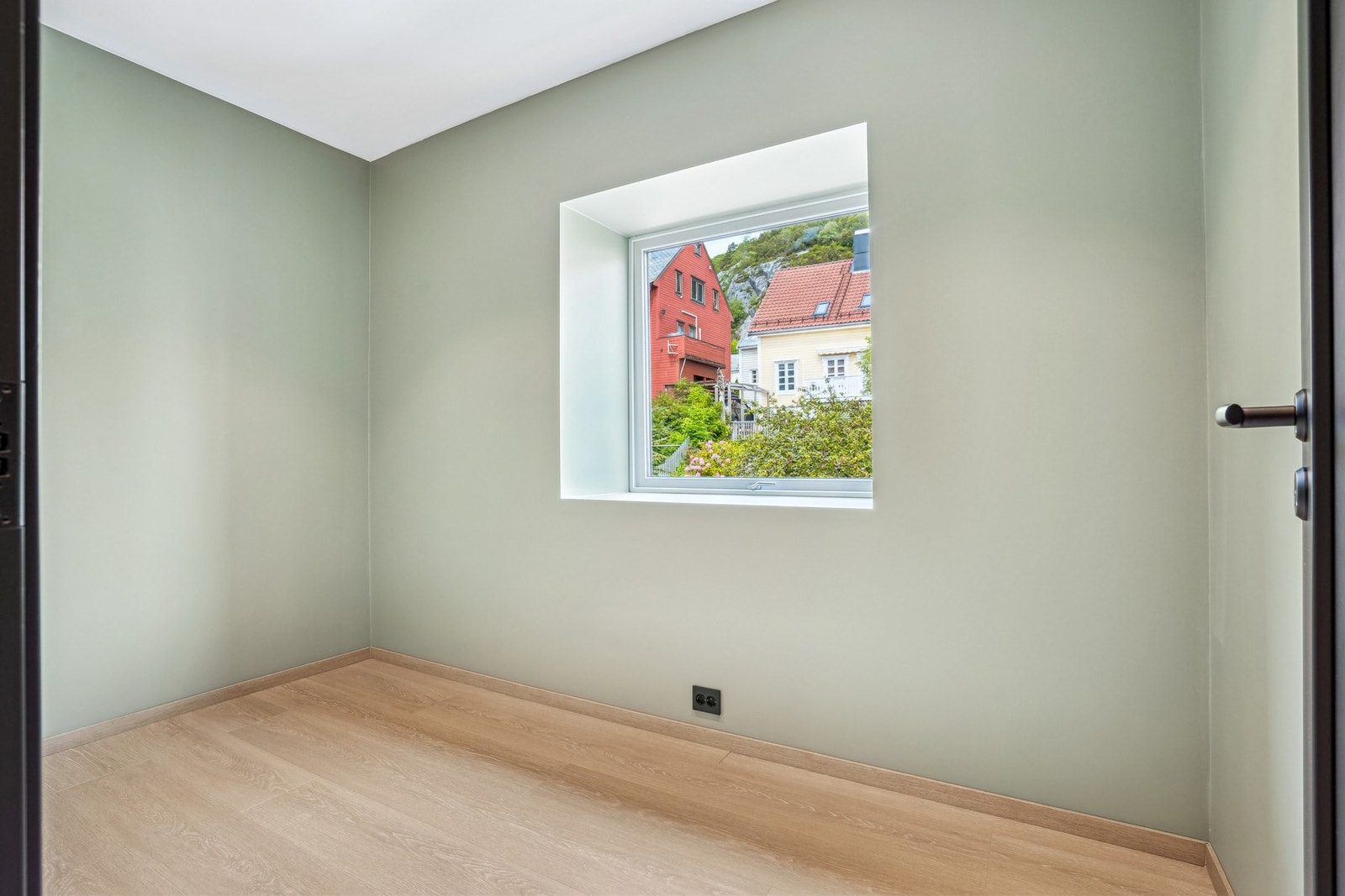 Gjennomgående pene og like materialvalg i hele leiligheten. Galleribilde