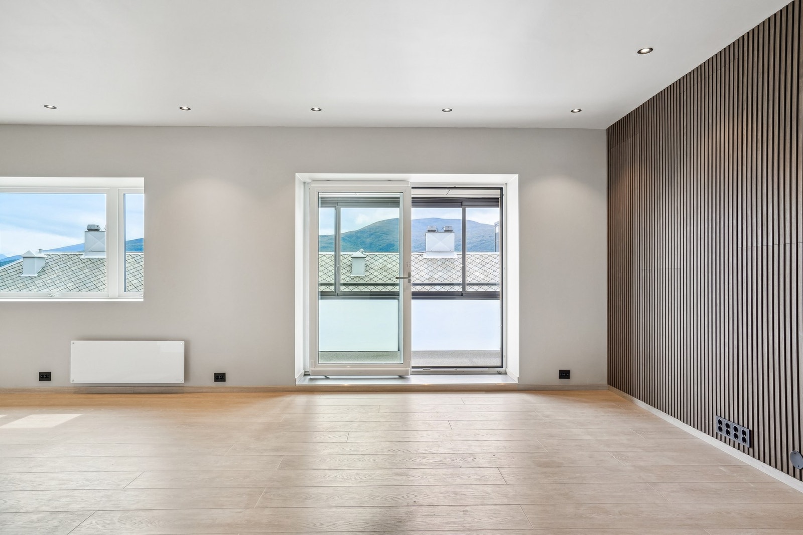 Utgang fra stue til innglasset balkong. Galleribilde