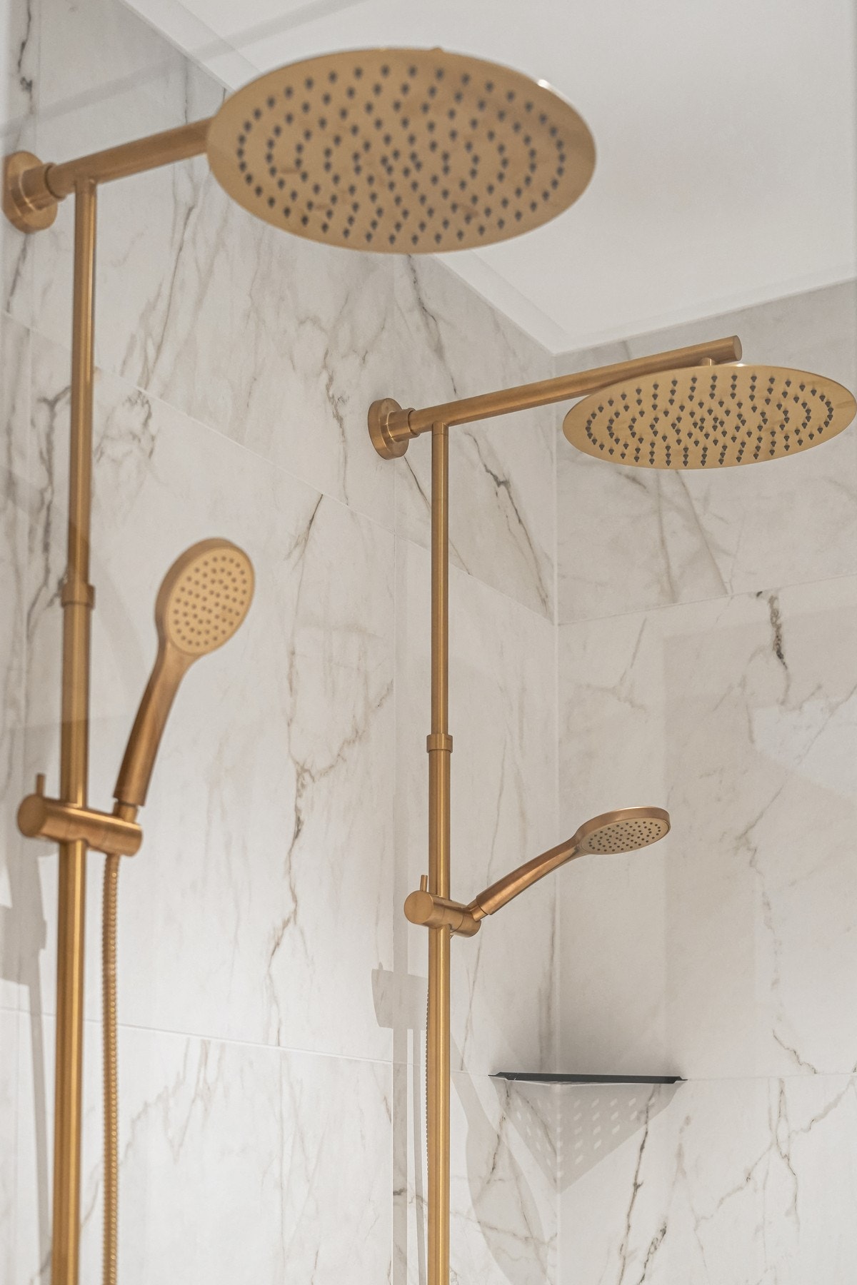 Gjennomtenkt materialvalg der de samme flisene og samme farge på vannkran/dusj går igjen på bad/kjøkken/toalettrom. Galleribilde