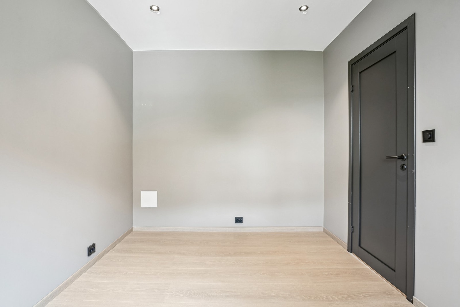 Det er hensynstatt at man kan ha stor garderobeløsning langs veggen mot badet. Praktisk luke med stoppekran på veggen. Galleribilde