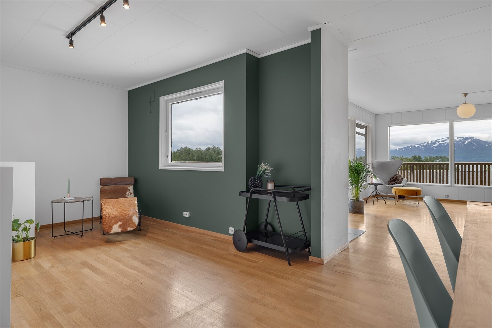 Boligen er holdt i tidløse og moderne farger. Galleribilde