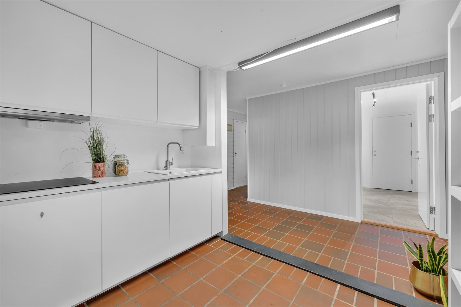 Rikelig med skap og benkeplass. Galleribilde