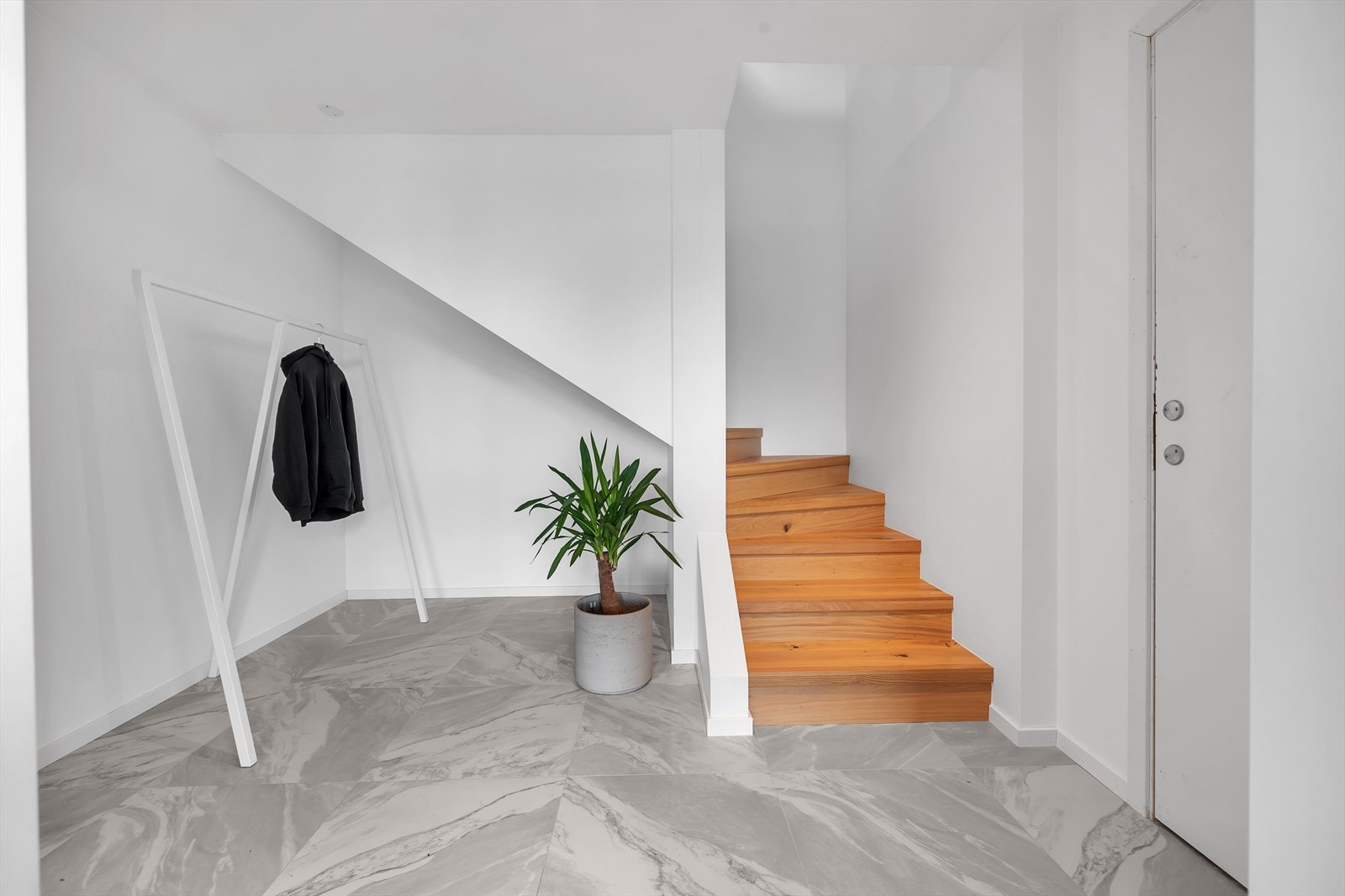 Gang m/trapp første etasje. Galleribilde