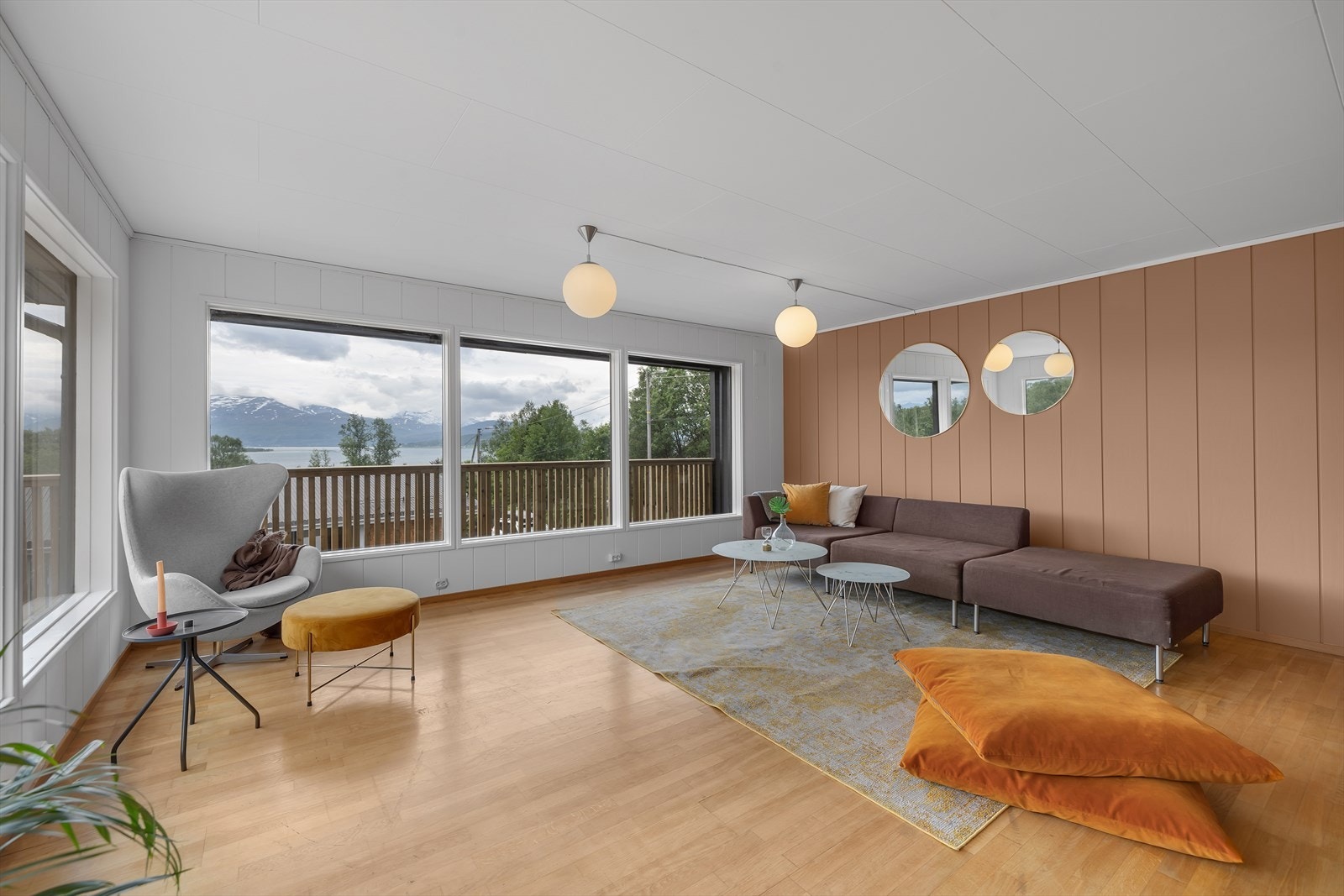 Sjekk utsikten fra stuen. Her vil man trives. Galleribilde