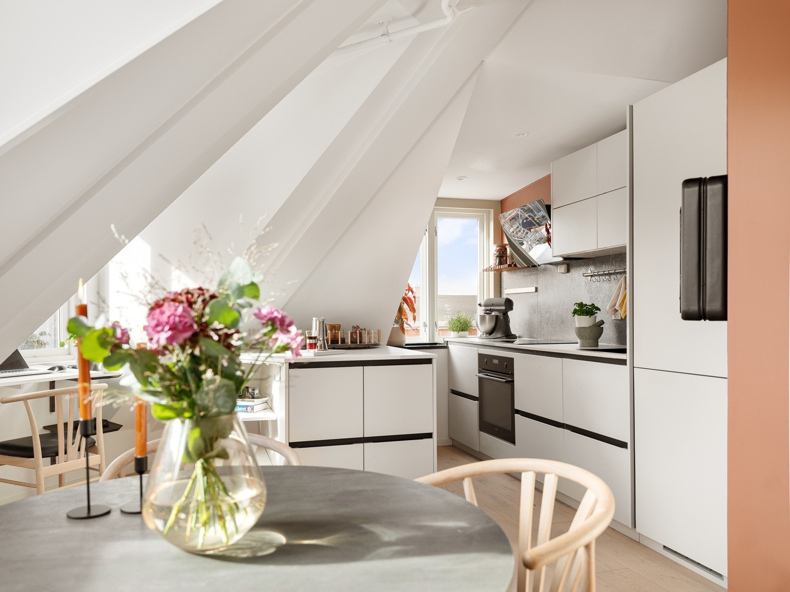 Det lekre kjøkkenet ligger litt tilbaketrukket fra stuedelen. Galleribilde