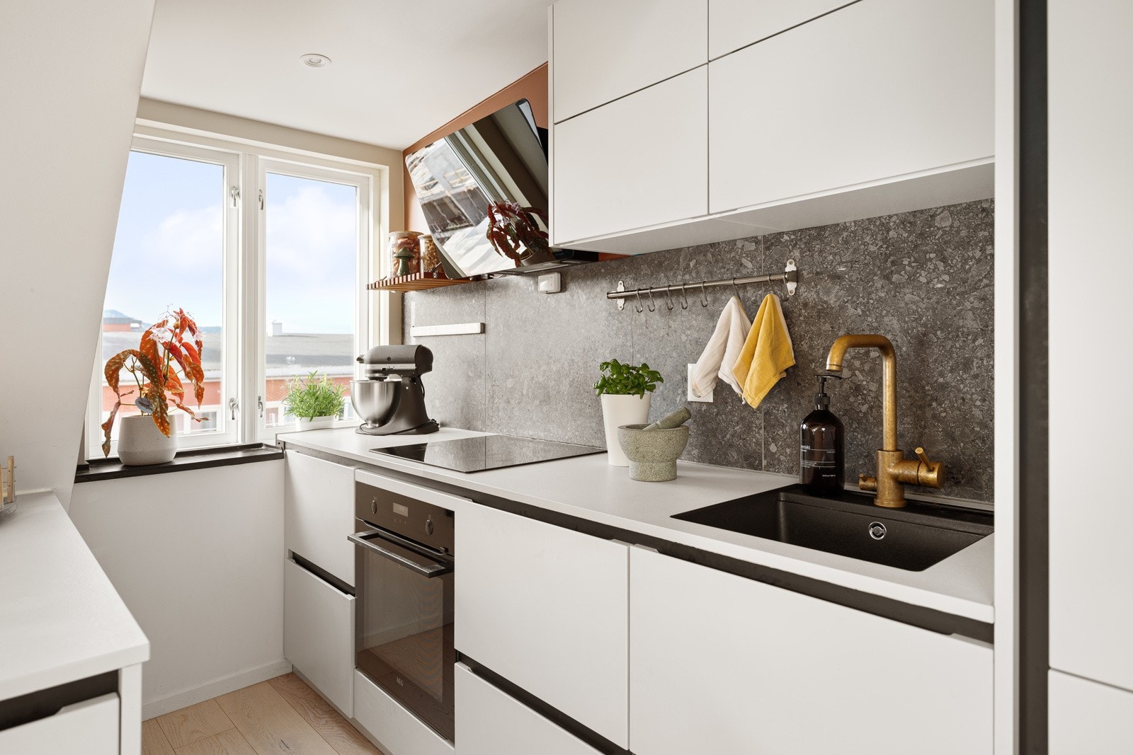 Vinduet bidrar til fint gjennomlys i rommet. Galleribilde