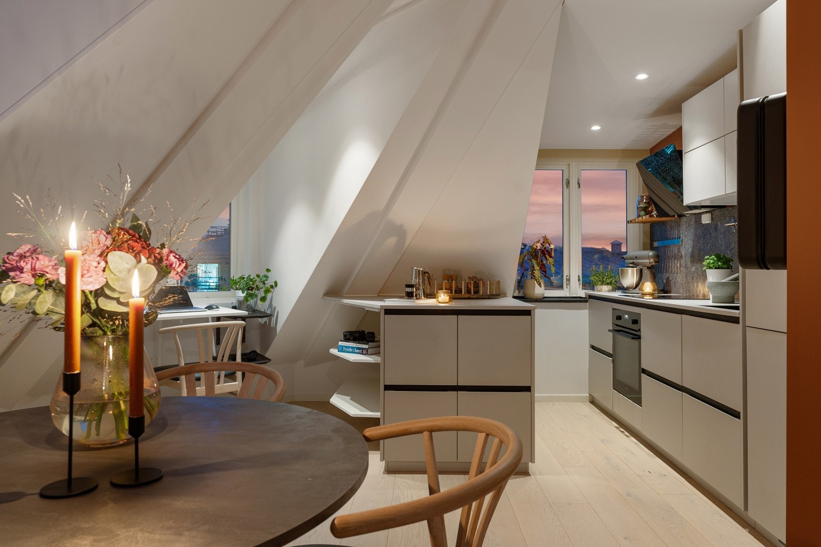 Boligen som ble omgjort fra loft til leilighet i 2019 holder en god standard med moderne preferanser. Galleribilde