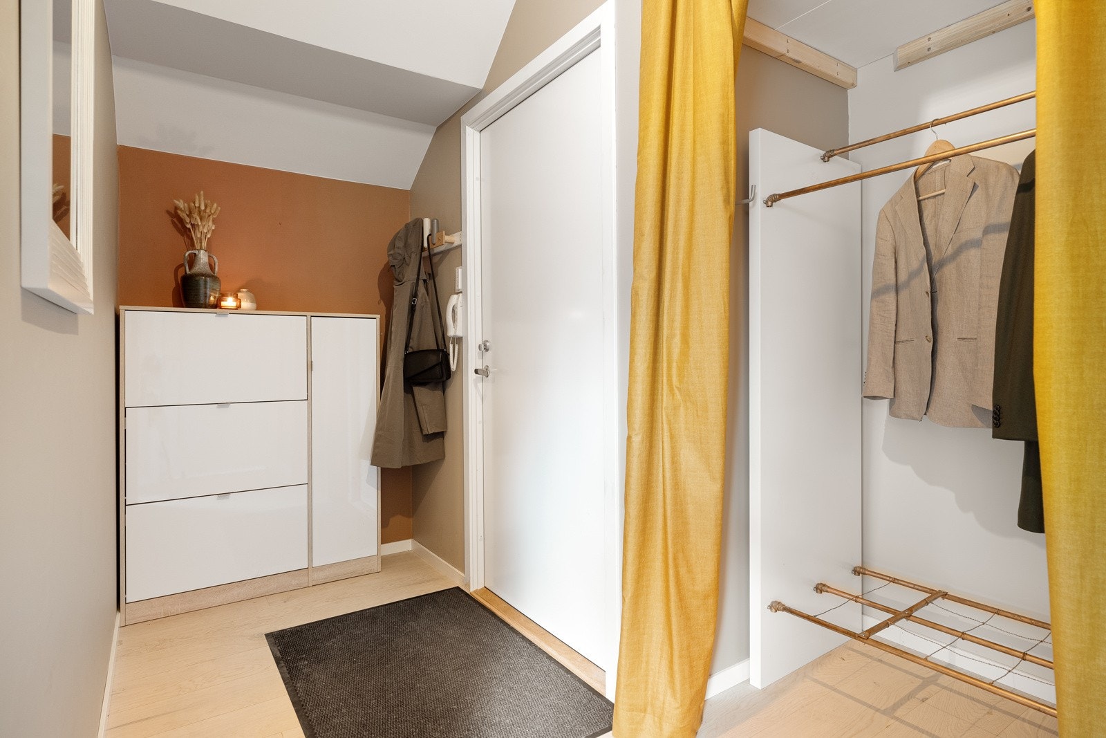 Romslig entré målt til ca. 8 kvm. Det er god plass til garderobeløsning i nisjen, samt plass for skoskap og oppheng for ytterbekledning. Galleribilde