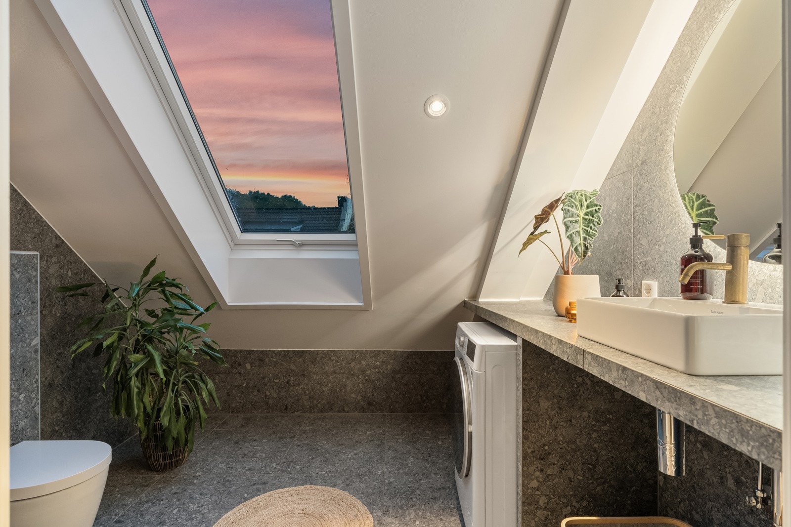 Tidløst og lekkert baderom på ca. 4 kvm, med behagelig gulvvarme. Galleribilde