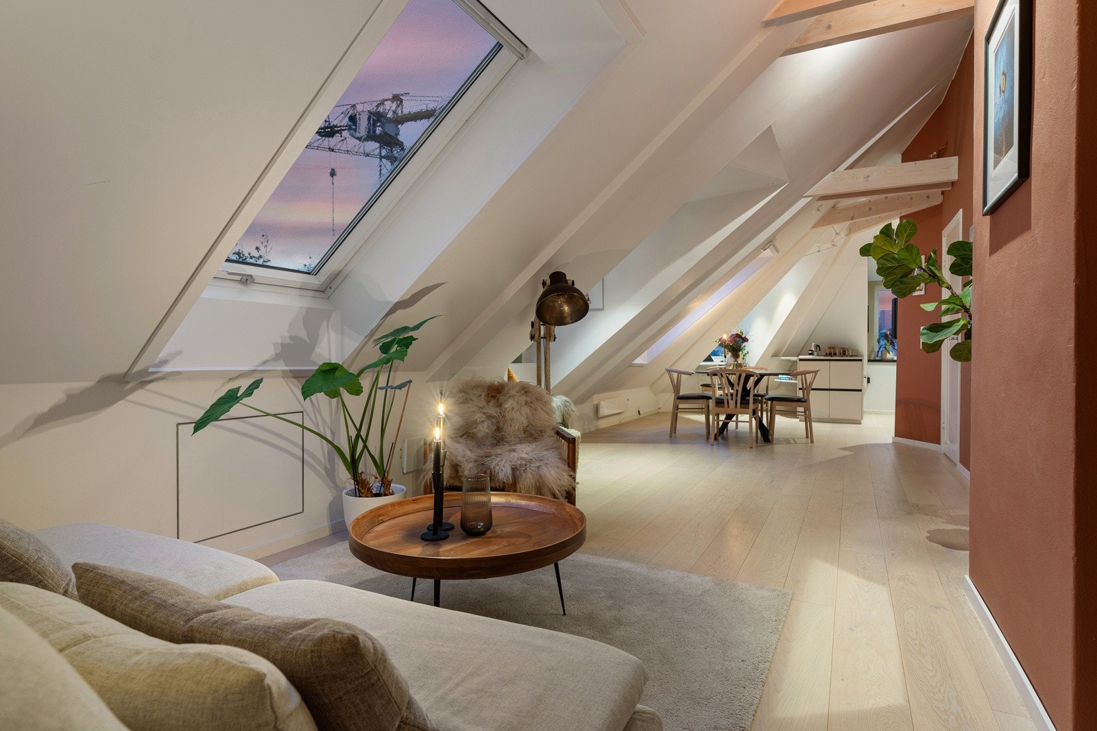 Proaktiv Eiendomsmegling ved Marcus Solberg Røed har gleden av å presentere en Delikat og sjarmerende 3-roms toppleilighet. Galleribilde