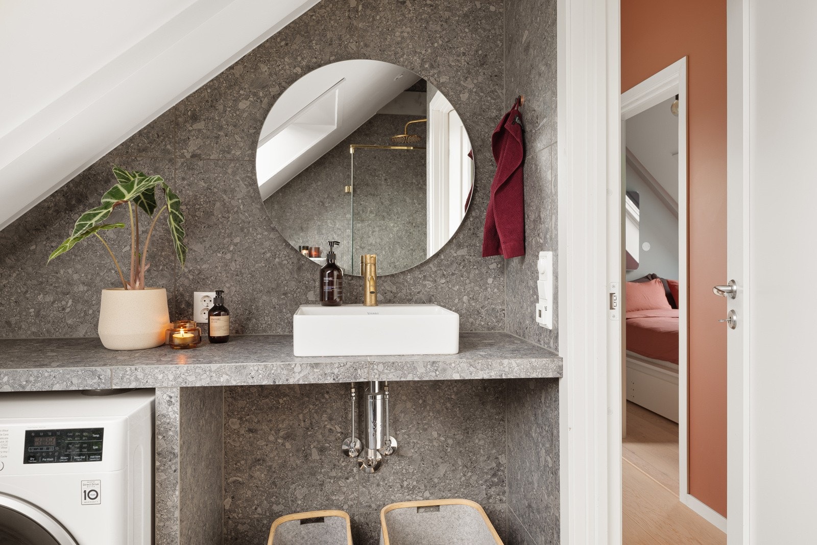 Badets innredning er moderne og inneholder servant og speil. Galleribilde