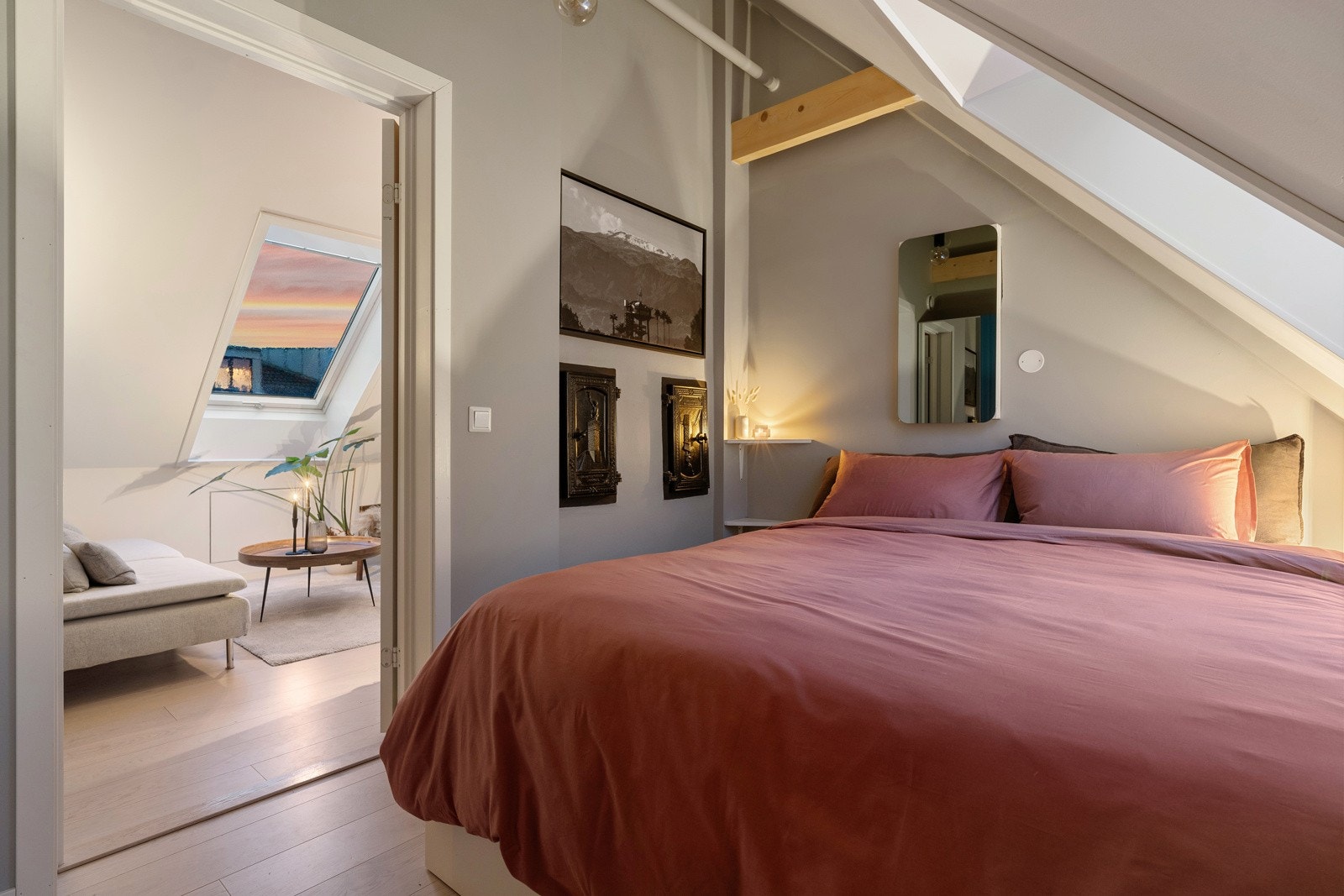 Soverommet har god plass til garderobeløsning og dobbeltseng. Begge soverommene er malt i svale fargetoner. Galleribilde