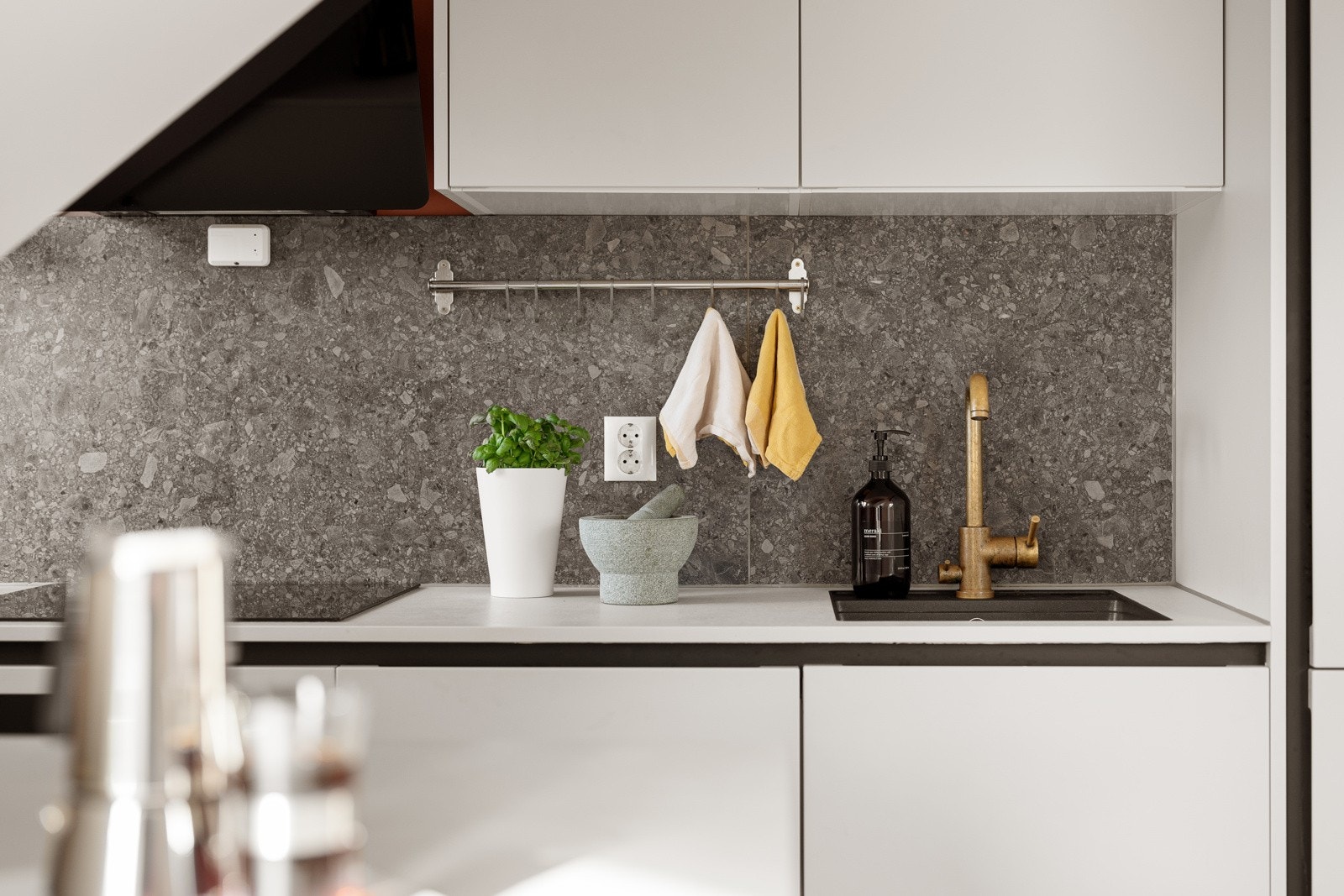 Innredning består av moderne skap, med et appellerende fargevalg. Den lyse benkeplaten står i fin stil til de mørkere platene på vegg. Galleribilde