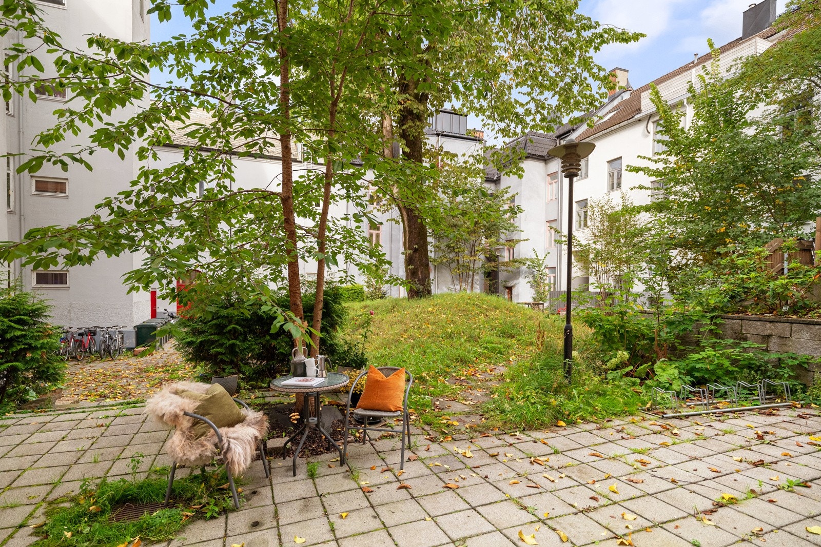 Sameiet har flott felles bakgård. Sameiet jobber stadig med vedlikehold og dekorasjon av fellesarealer. Galleribilde