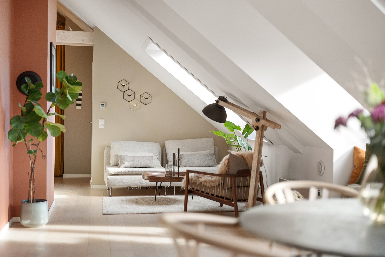 Enkelt å innrede med ulike møblement som spisegruppe i en del av rommet og sofagruppe i den andre. Galleribilde