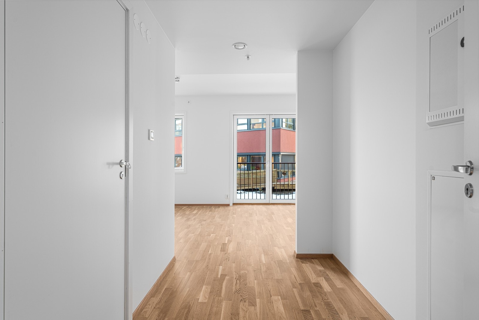 Leiligheten har store vindusflater for rikelig med naturlig lysinnslipp. Galleribilde