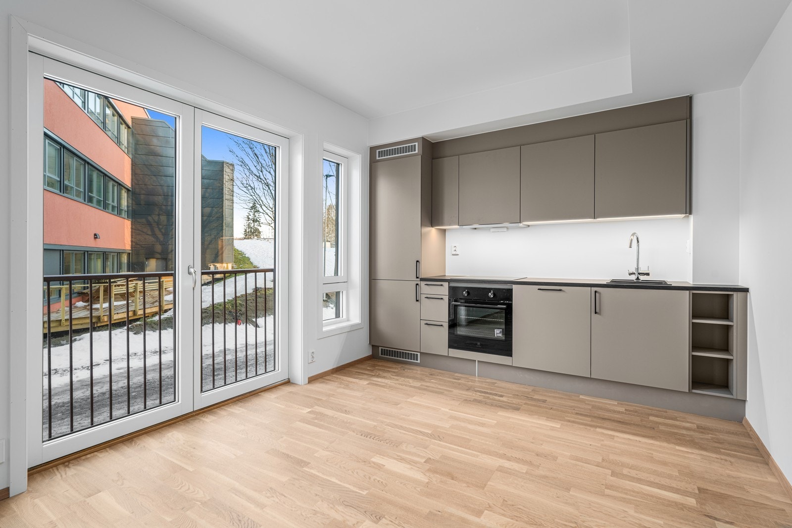 Stilrent og tidløs kjøkkeninnredning er levert fra HTH. Galleribilde