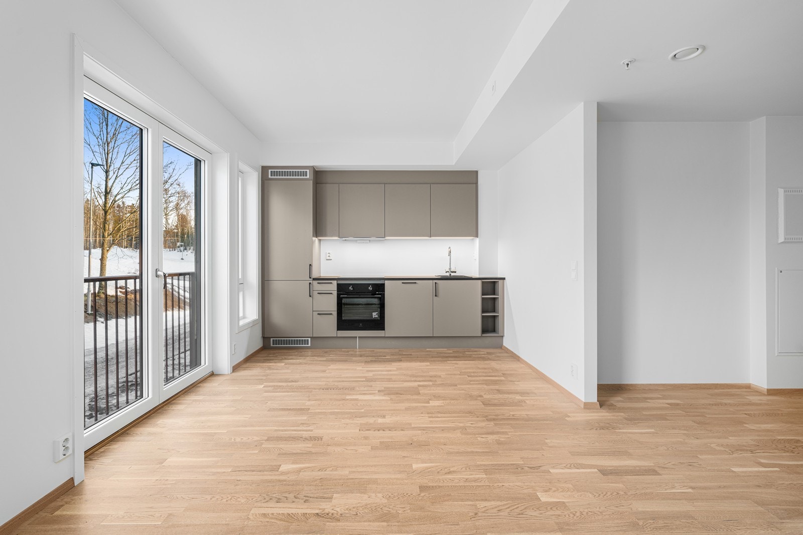 Innredningen har integrert komfyr, kokeplate, kjøl-/frys og oppvaskmaskin. Galleribilde