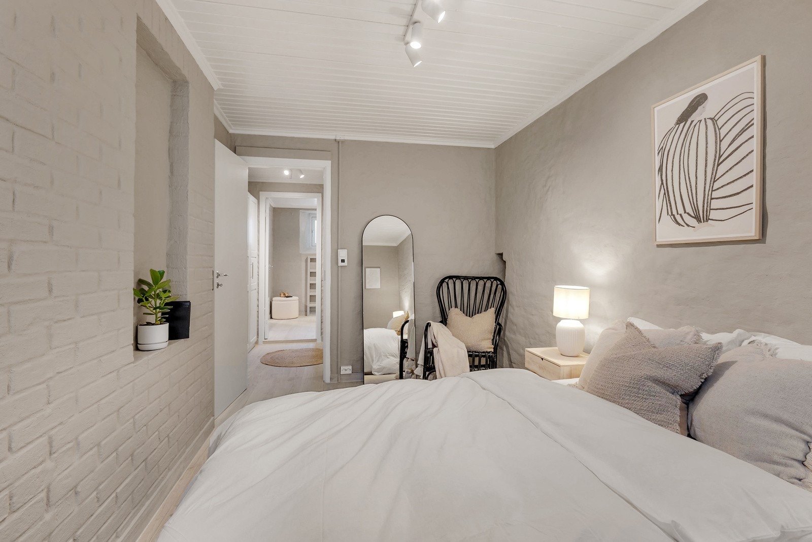 Her er det plass til garderobeskap eller kontorpult om ønskelig. Galleribilde