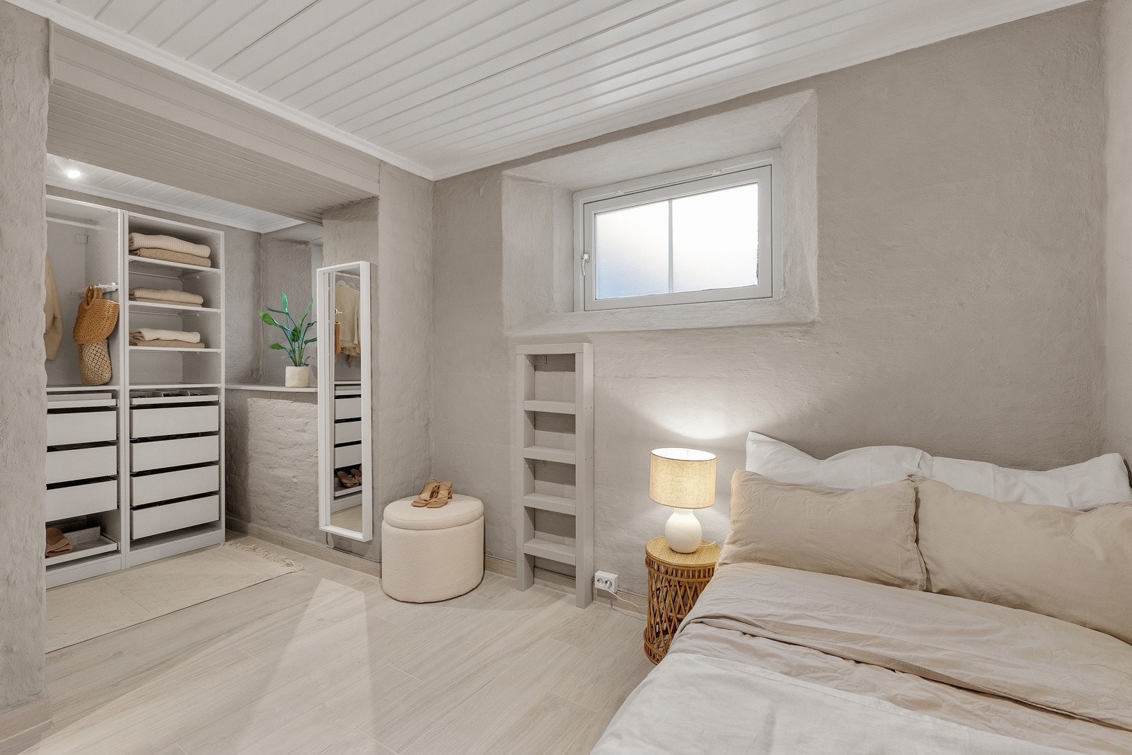 Her er det nytt vindu fra 2023 med toveis åpningsfunksjonalitet. Inngang til omkledningsrom innredet med åpne garderobeskap. Galleribilde