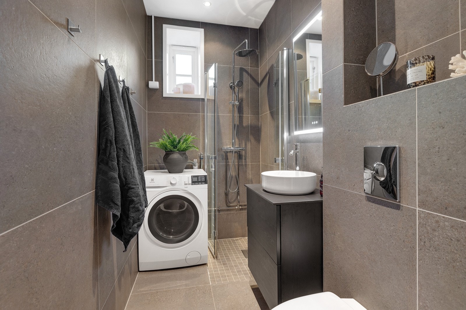 Moderne og smakfullt baderom oppgradert i 2022/2023 hvor det ble lagt flis-på-flis. Galleribilde