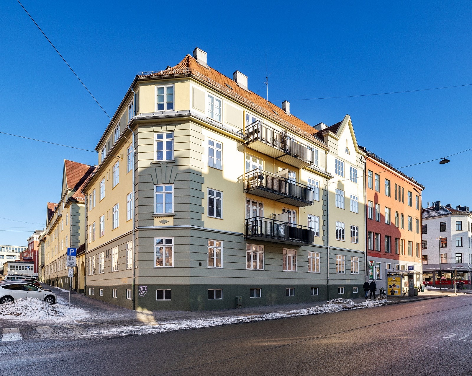 Bygårdens beliggenhet er svært god! Her befinner du deg i en rolig sidegate borte fra trafikk og støy. Byggets fasade er totalrenovert og fremstår pen. Leiligheten er en del av et veldrevet og hyggelig borettslag bestående av 56 leiligheter. Galleribilde