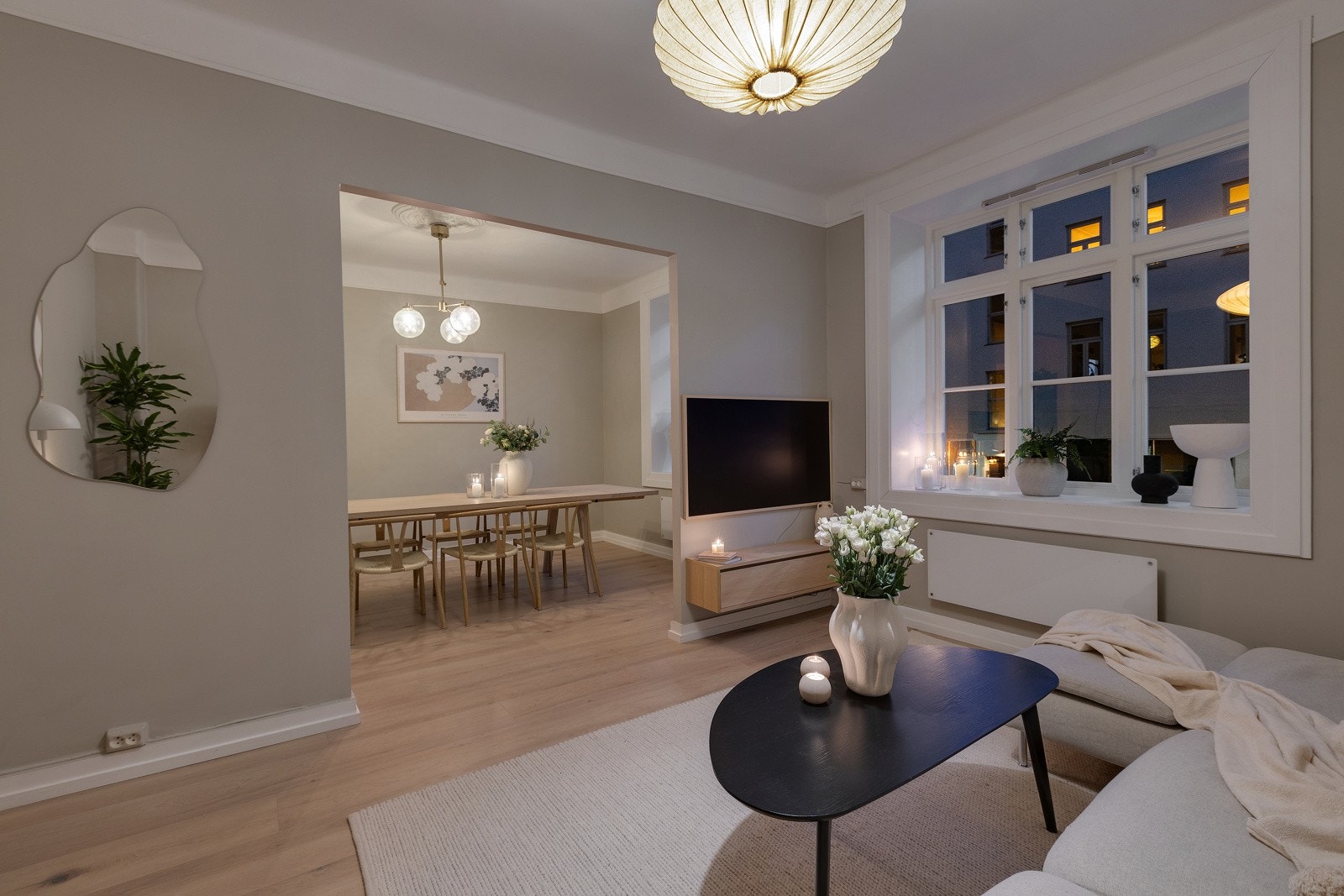 Alle vinduer i leiligheten var nye i 2018, og det er brede vinduskarmer for planter og dekor. Galleribilde