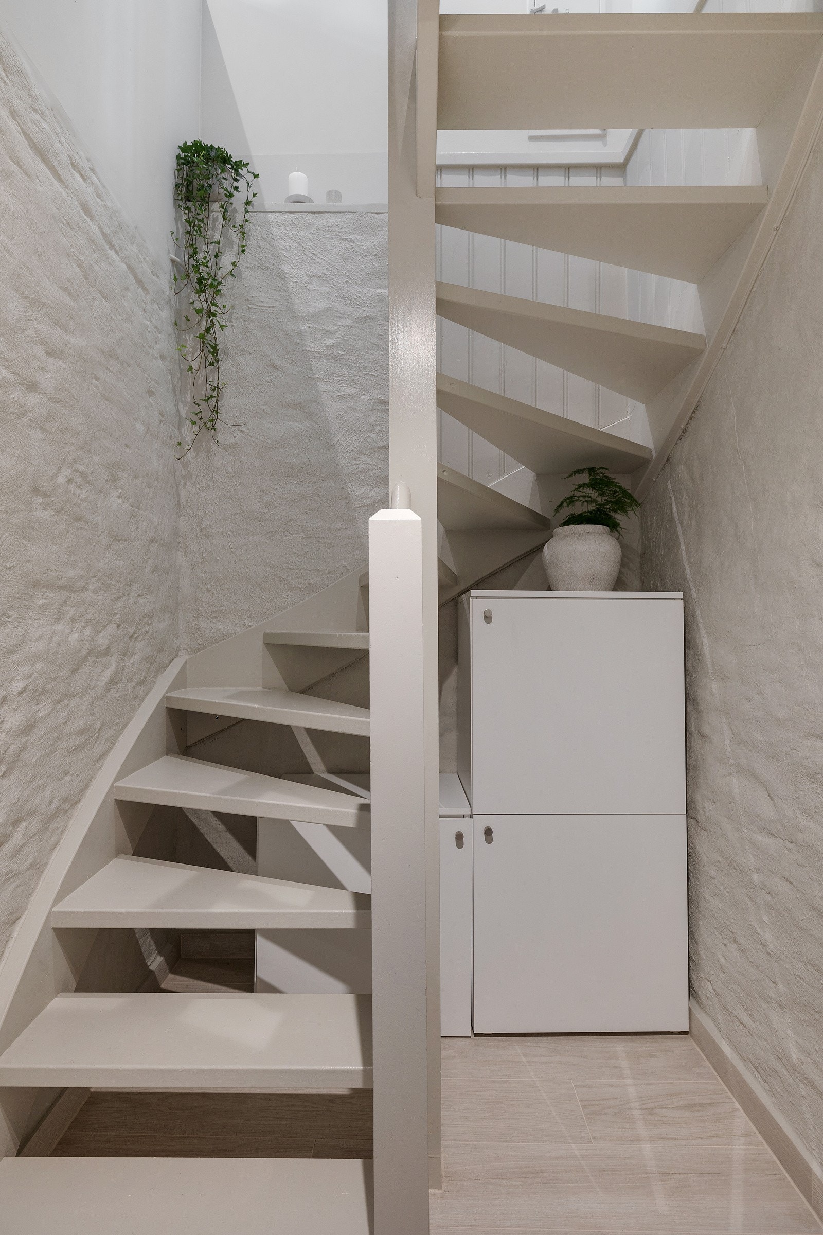 Underetasjen ble bygget ut i 2006. Oppgradert i løpet av 2023-2024 med varmekabler og nye stilrike fliser i fresh trelook! Galleribilde