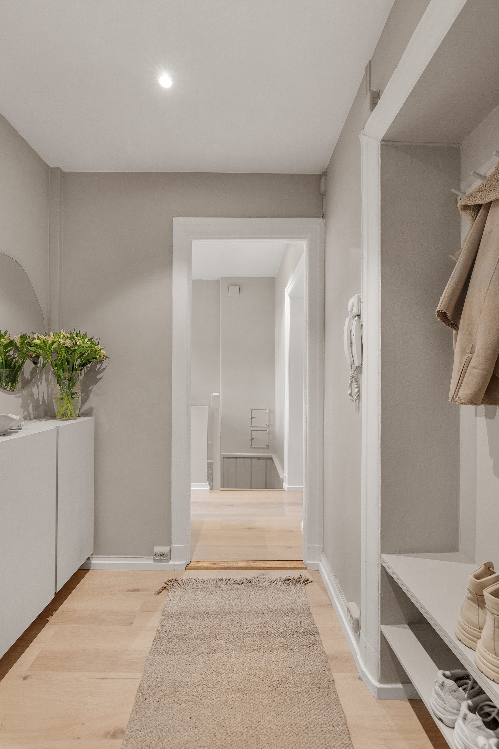 Entréen gir et godt førsteinntrykk av denne svært koselige og gjennomførte leiligheten med sin gode standard. Galleribilde