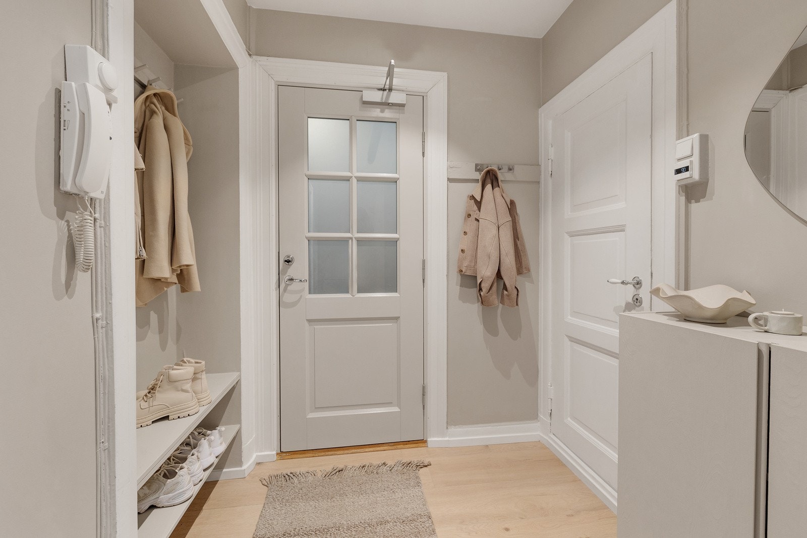 Velkommen inn til en lys og koselig entré med plass til å henge fra seg yttertøy i innebygget nisje. Galleribilde