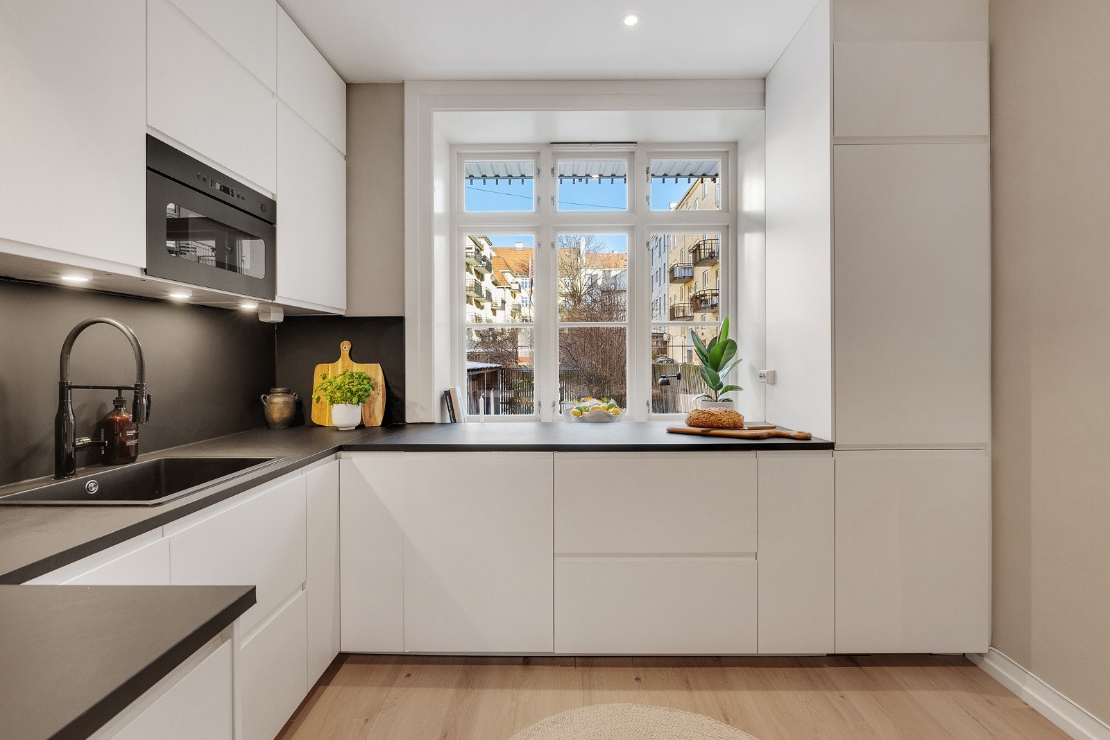 Koselig, separat kjøkken med gode arbeidsforhold og godt med oppbevaringsplass. Galleribilde