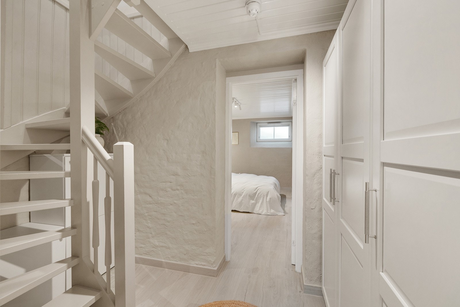 Ned trappen fra entréen kommer man til en lys og romslig gang. Galleribilde