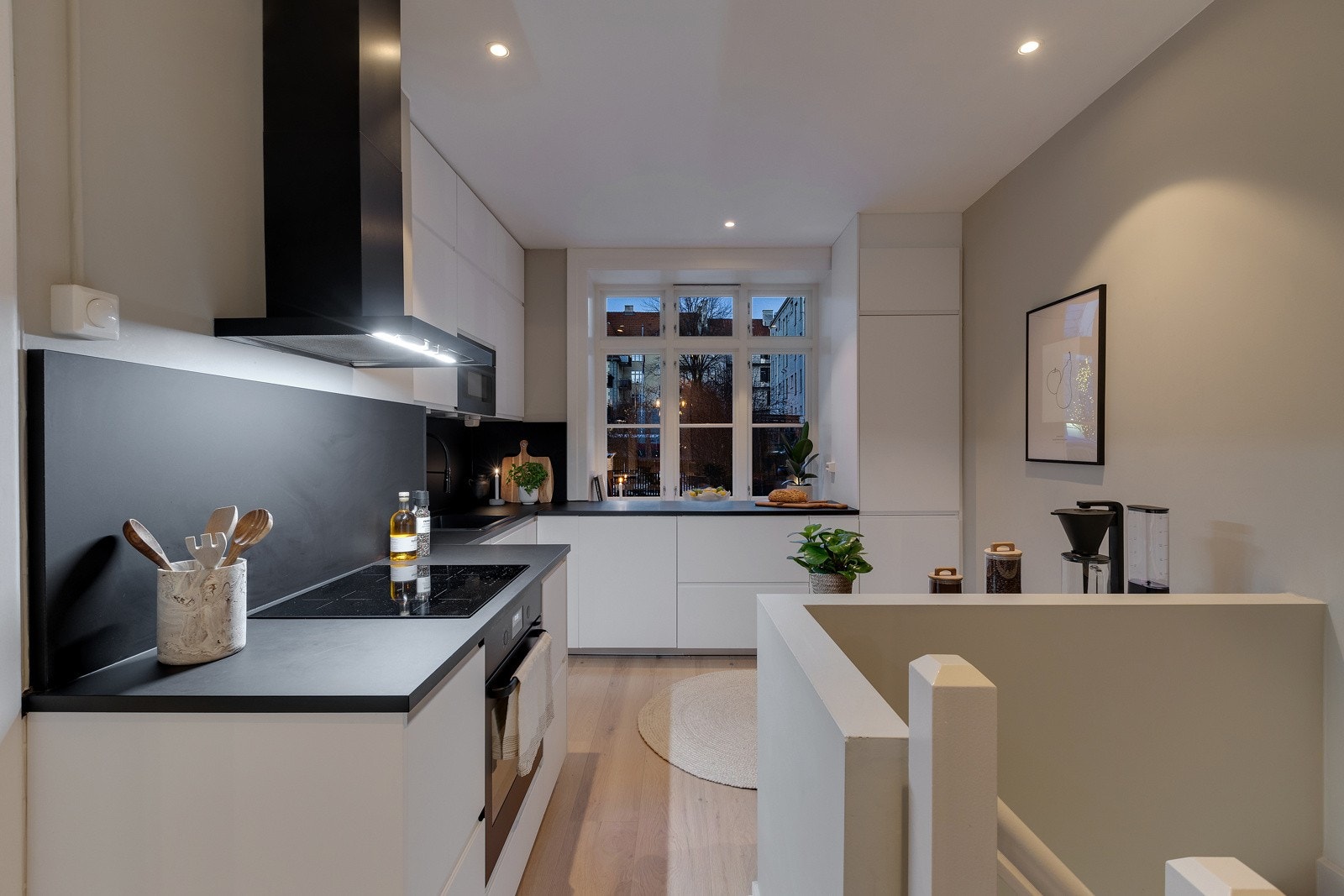 Kjøkkenet har integrerte hvitevarer som stekeovn, induksjonstopp, oppvaskmaskin, mikrobølgeovn og kjøleskap med fryser. Galleribilde