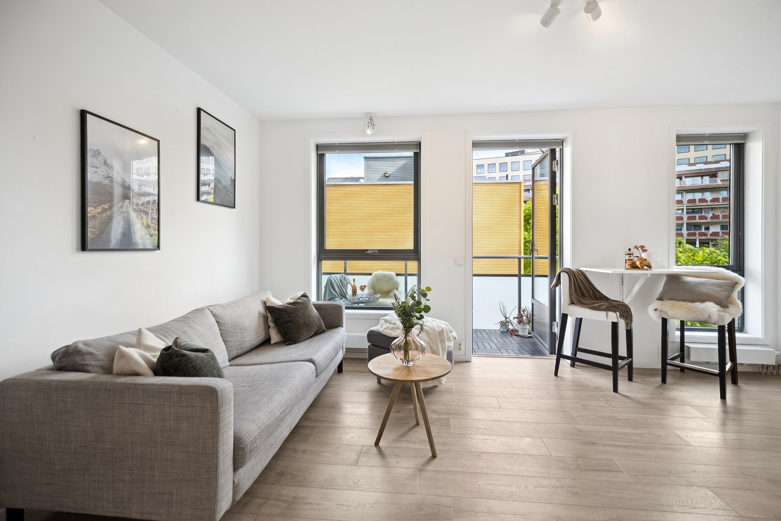 Utgang til balkong fra stuen, store vinduer gir mye lysinnslipp Galleribilde