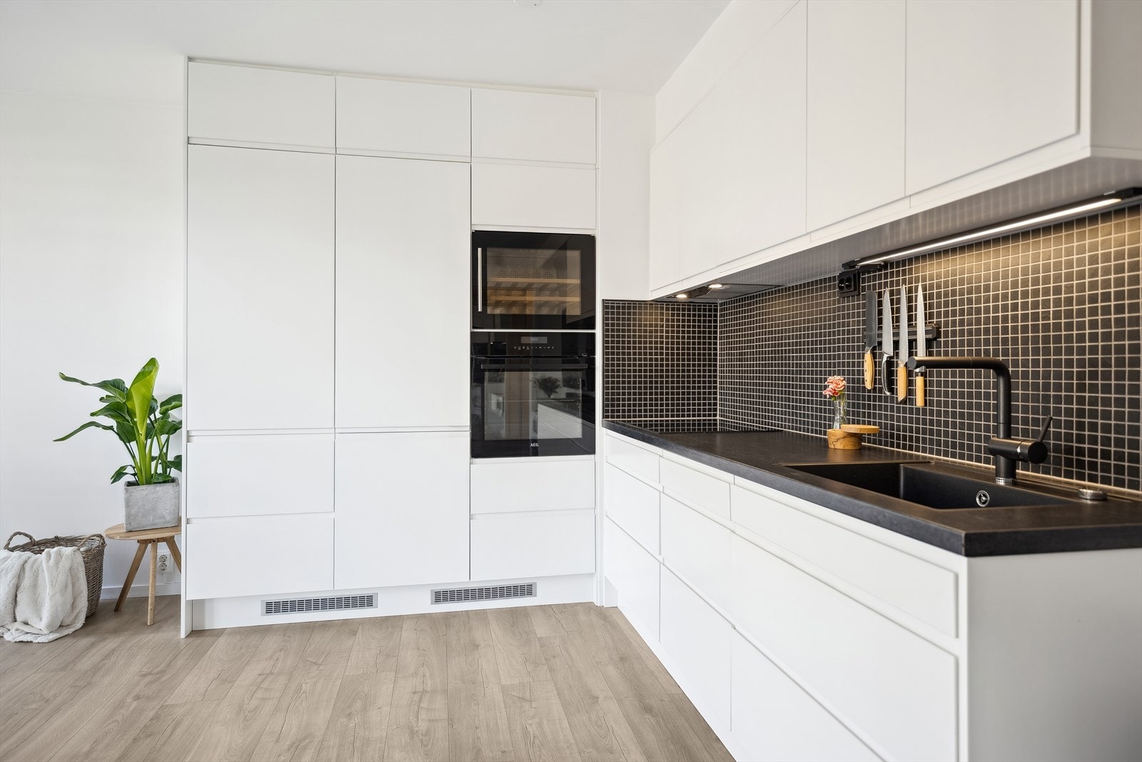 Kjøkken med god skapplass Galleribilde