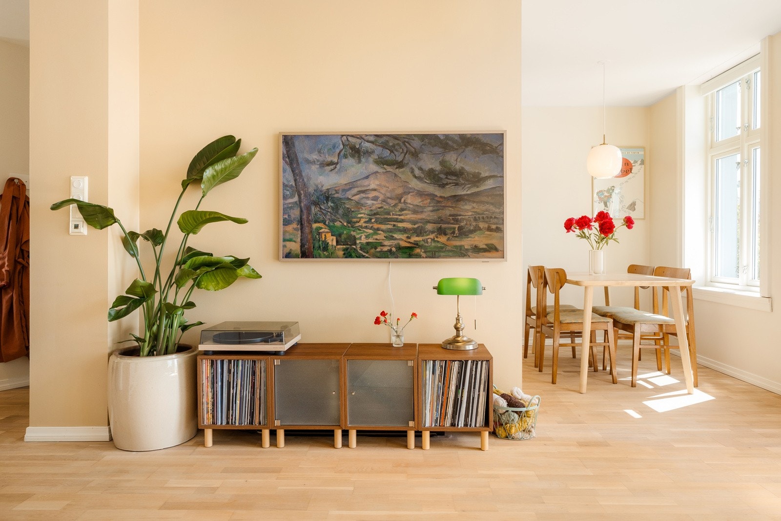 Det er en egen plass for spisestuen - fint adskilt fra resten av stuen. Galleribilde