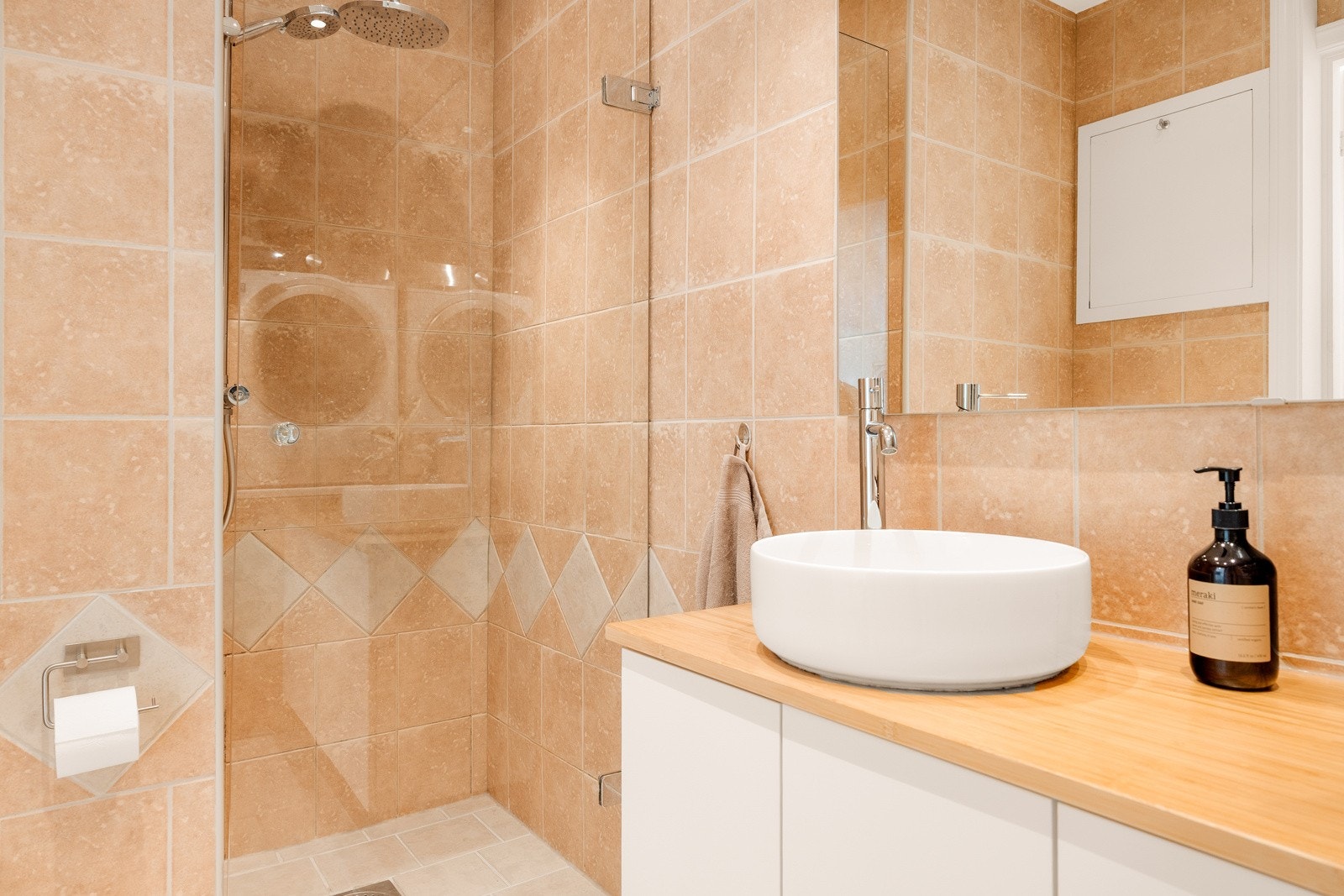 Det er vannrør av rør-i-rør system med fordelerskap plassert på badet. Galleribilde