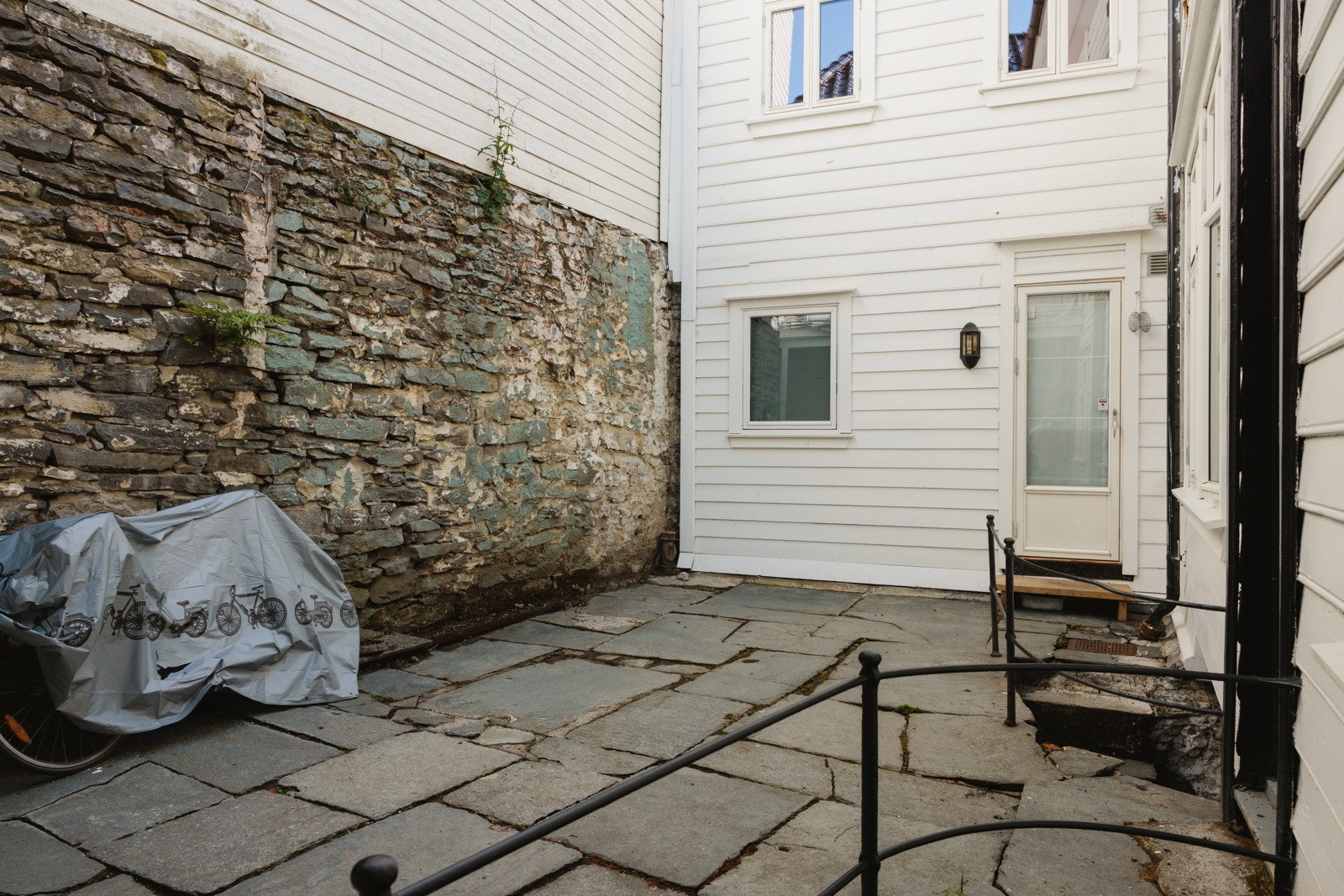 Det er plass til sykkeloppbevaring i bakgården som deles med nabohuset. Galleribilde