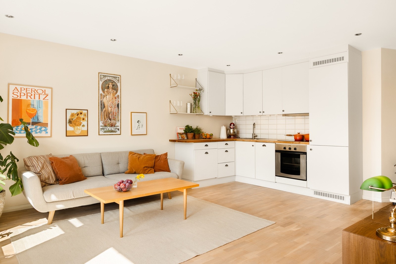 Stue og kjøkken ligger i åpen løsning, noe som gjør dette til et luftig og sosialt rom. Galleribilde