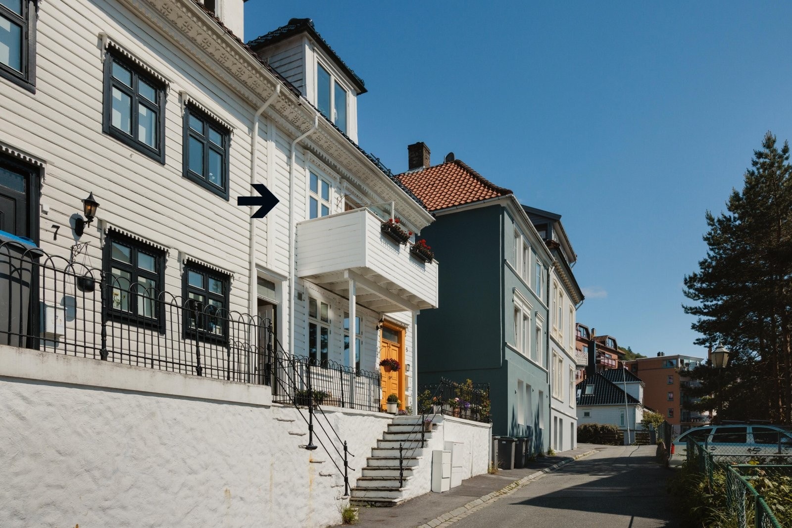 Leiligheten ligger fint plassert i 2.etasje i dette klassiske Bergenshuset. Galleribilde