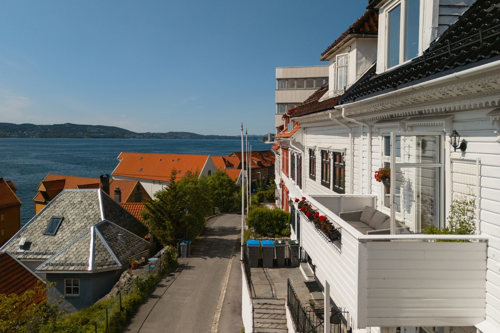 Fantastisk beliggenhet i historiske Skuteviken. Gaten er stille og fredelig med lite trafikk. Galleribilde