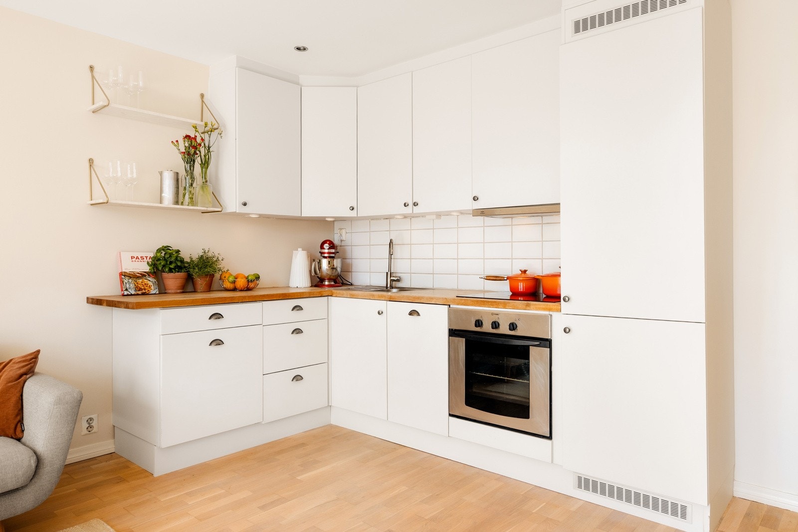 Tidløs og takhøy kjøkkeninnredning med slette fronter og heltre benkeplate. Galleribilde