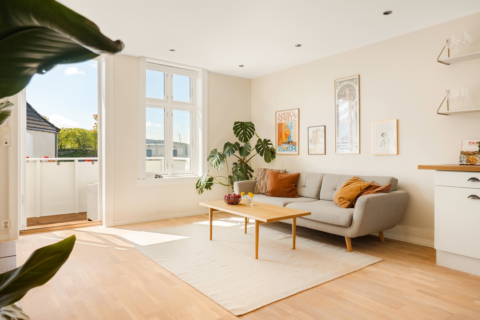 I stuen er det innfelte downlights i tak, slette vegger og vinduer skiftet i 2021. Galleribilde