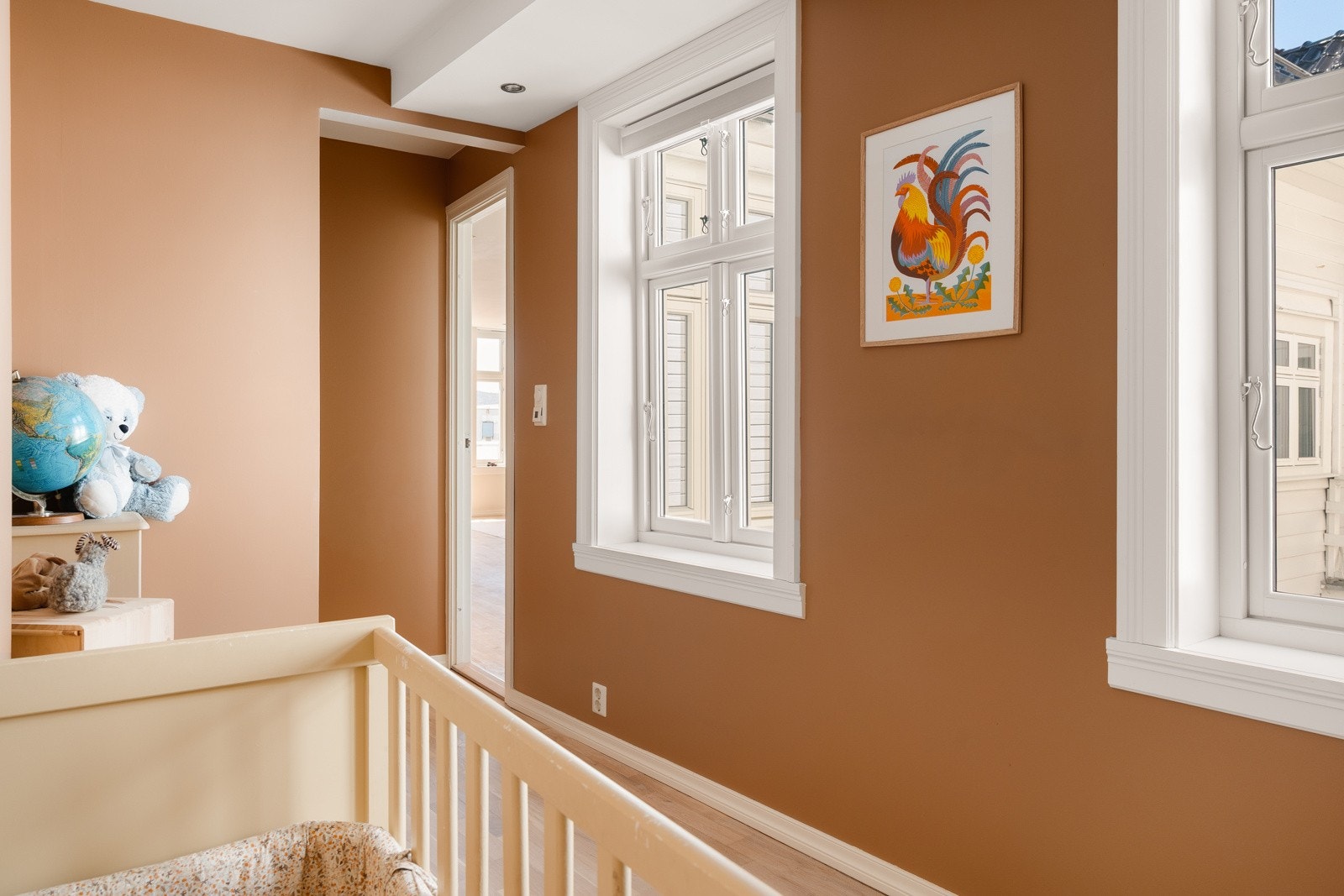 Vinduene på soverom 2 ble skiftet i 2021. Begge soverommene vender mot privat bakgård. Galleribilde