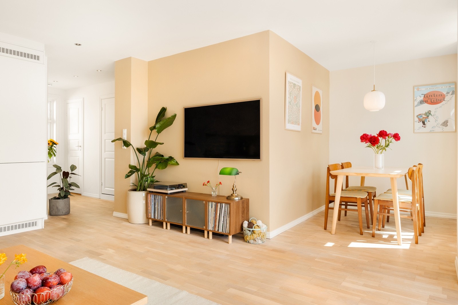 Stuen måler totalt 25 kvm, og har en utforming som gjør det enkelt å møblere i ulike soner. Galleribilde